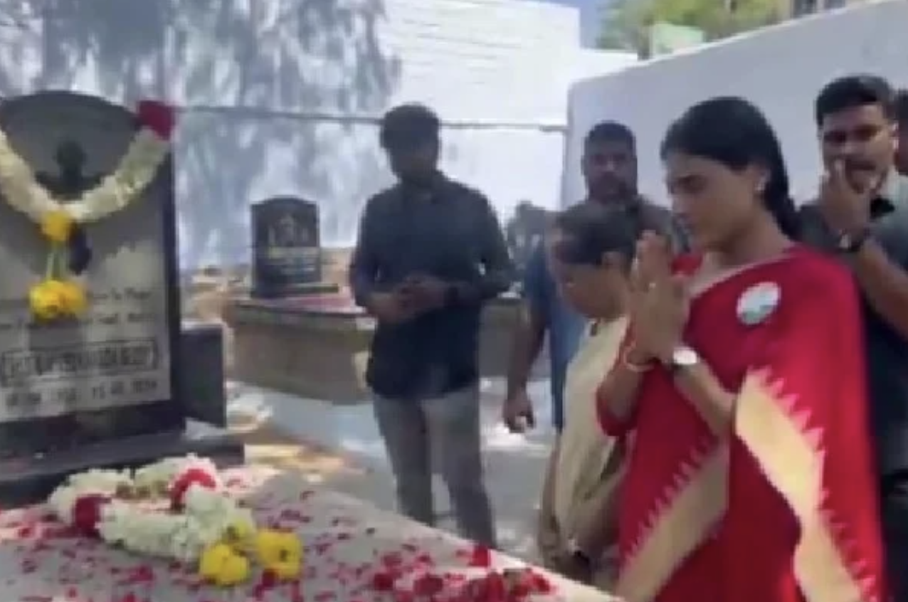 On campaign trail YS Sharmila Reddy, Sunitha pay tributes to Vivekananda Reddy